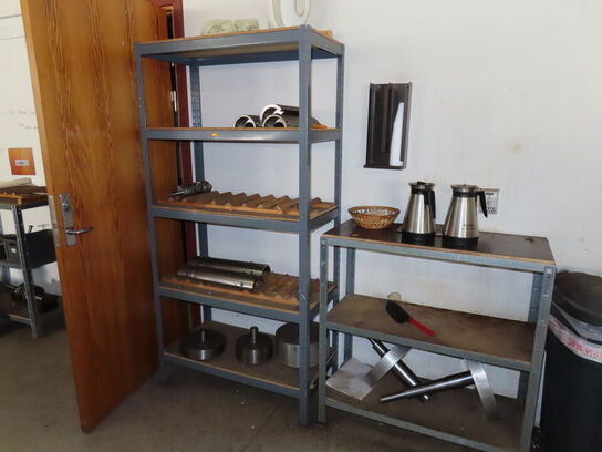 Div. reoler og vogne med indhold af værktøj og metalemner