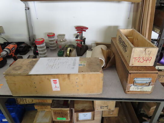 Pakkebord med indhold og tom emballage