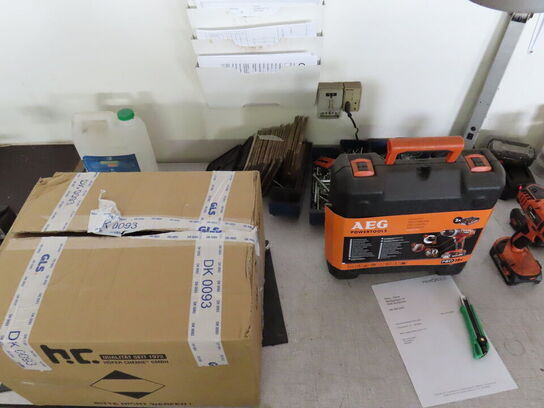 Pakkebord med indhold og tom emballage