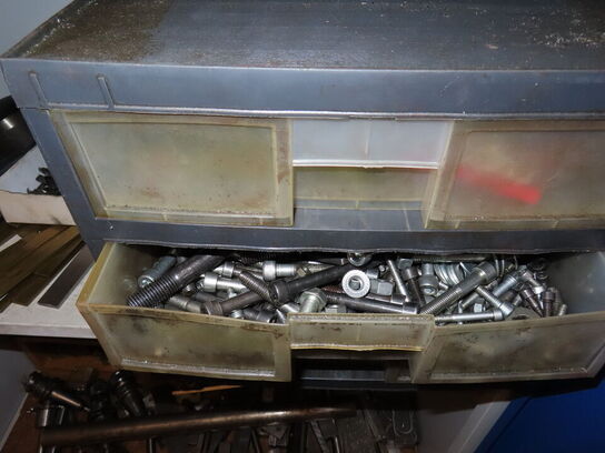 Værktøjsskab med indhold