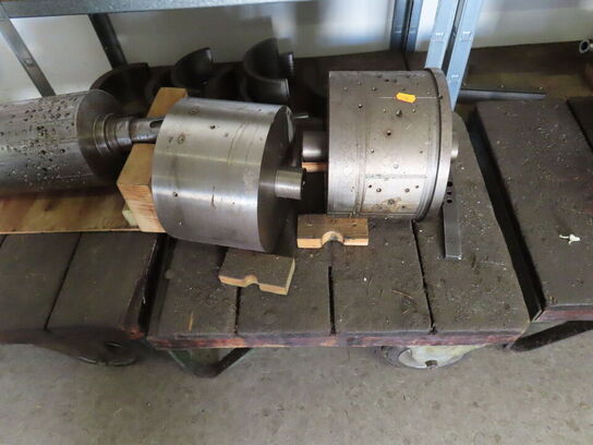 Div. reoler og vogne med indhold af værktøj og metalemner