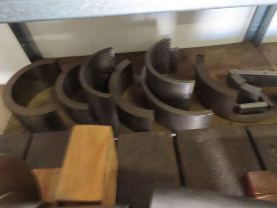 Div. reoler og vogne med indhold af værktøj og metalemner