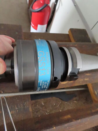 Div. reoler og vogne med indhold af værktøj og metalemner