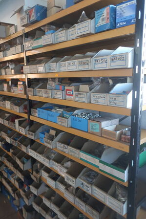 2 fag. reol med indhold