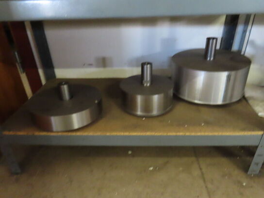 Div. reoler og vogne med indhold af værktøj og metalemner