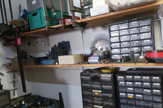 Værktøj og tilbehør på hylderne