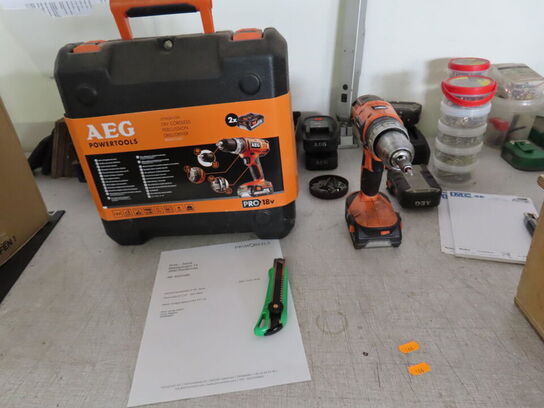 Pakkebord med indhold og tom emballage