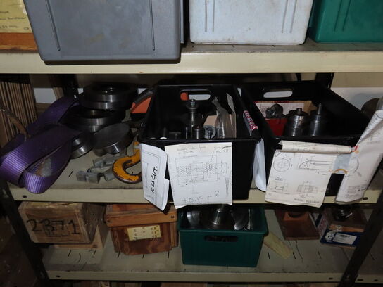 Reoler med indhold af værktøj og metalemner