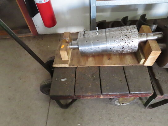 Div. reoler og vogne med indhold af værktøj og metalemner