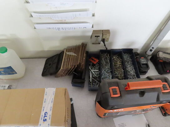 Pakkebord med indhold og tom emballage