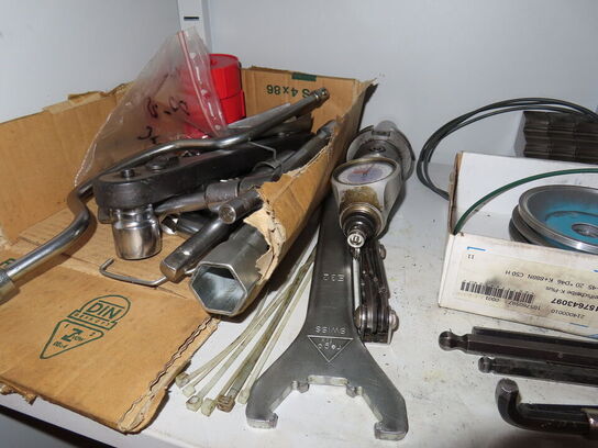 Værktøjsskab med indhold