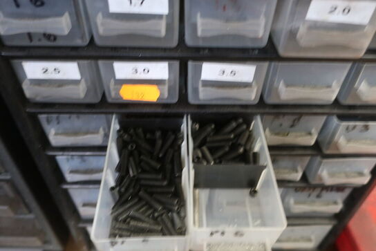 Værktøj og tilbehør på hylderne