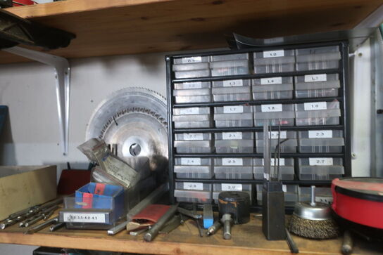 Værktøj og tilbehør på hylderne