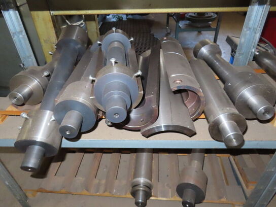 Reoler med indhold af værktøj og metalemner