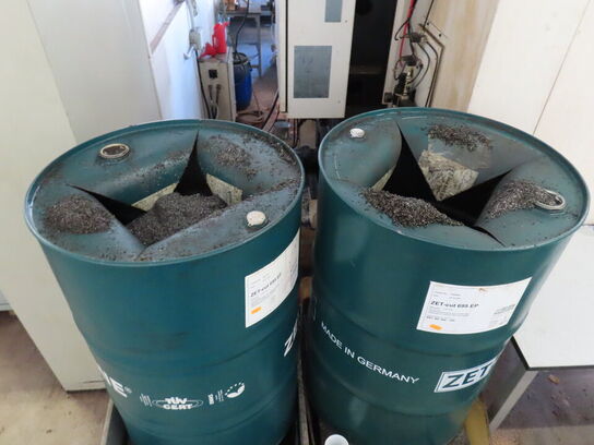 Spilolie kar med indhold og tønder med spåner