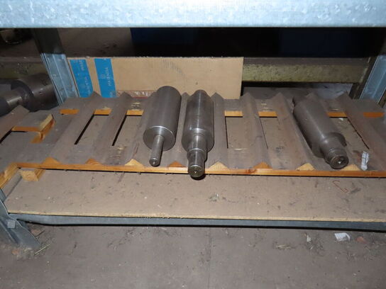 Reoler med indhold af værktøj og metalemner