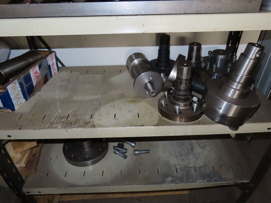 Reoler med indhold af værktøj og metalemner