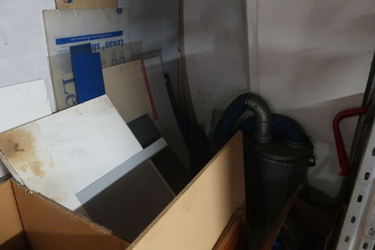 Pallereol med indhold og løse tomme kasser på gulvet foran