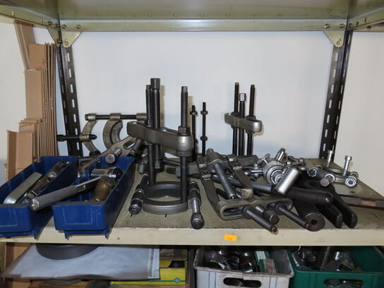 Reoler med indhold af værktøj og metalemner