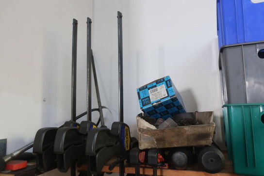 Værktøj og tilbehør på hylderne