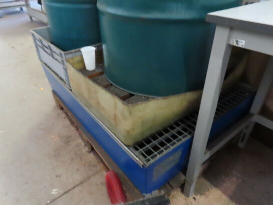 Spilolie kar med indhold og tønder med spåner