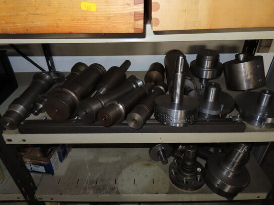 Reoler med indhold af værktøj og metalemner