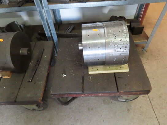 Div. reoler og vogne med indhold af værktøj og metalemner