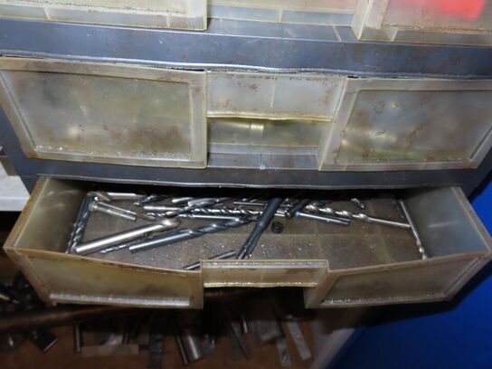 Værktøjsskab med indhold