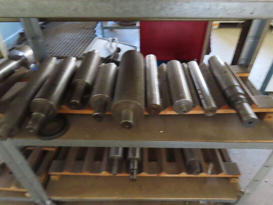 Reoler med indhold af værktøj og metalemner