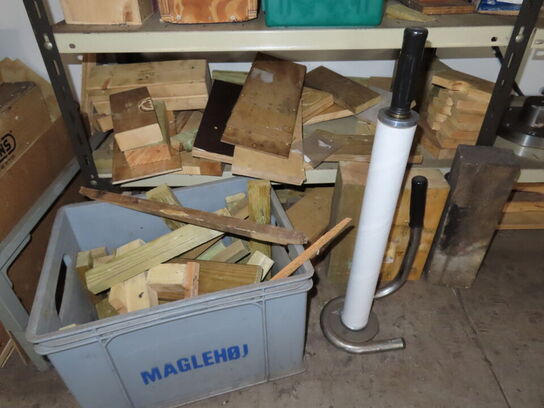 Reoler med indhold af værktøj og metalemner