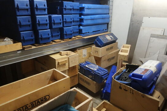 Pallereol med indhold og løse tomme kasser på gulvet foran