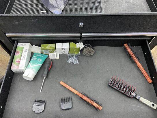 Rullevogn med indhold og skammel