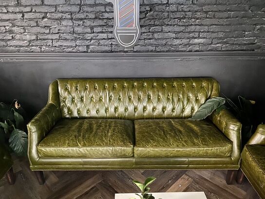 2 stk sofaer og 3 stole samt et bord