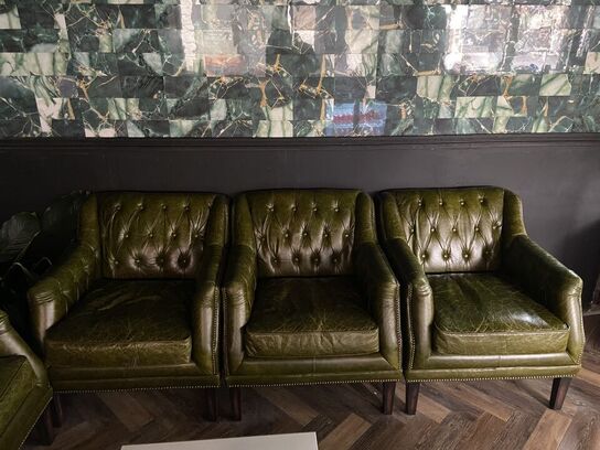 2 stk sofaer og 3 stole samt et bord