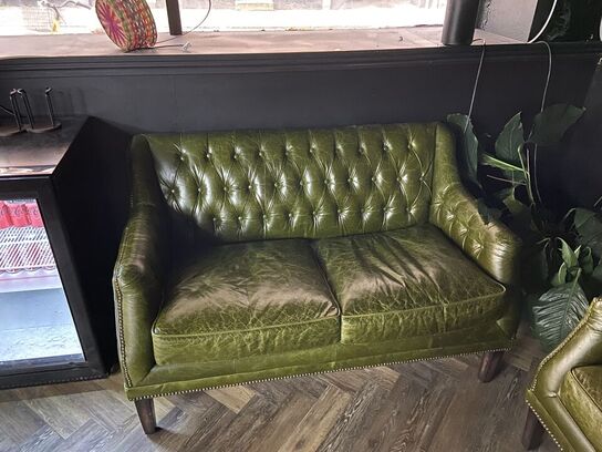 2 stk sofaer og 3 stole samt et bord