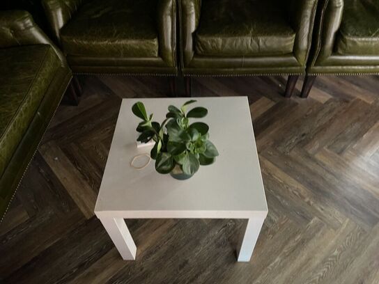 2 stk sofaer og 3 stole samt et bord