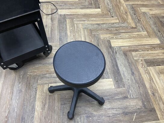 Rullevogn med indhold og skammel