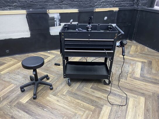 Rullevogn med indhold og skammel