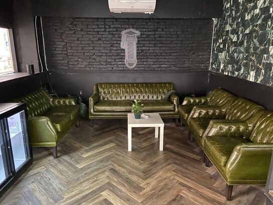 2 stk sofaer og 3 stole samt et bord