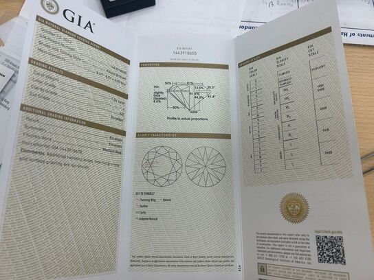 2,07 ct. NATURLIGE diamant og 18 kt. hvidguld ørestikker. GIA