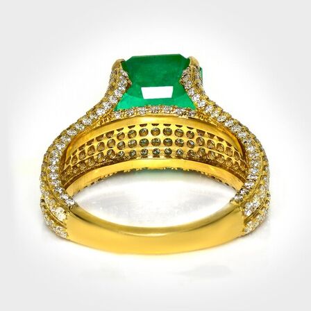 5,46 ct. meget fin smaragd og diamantring i 18 kt. gulguld. IGI.