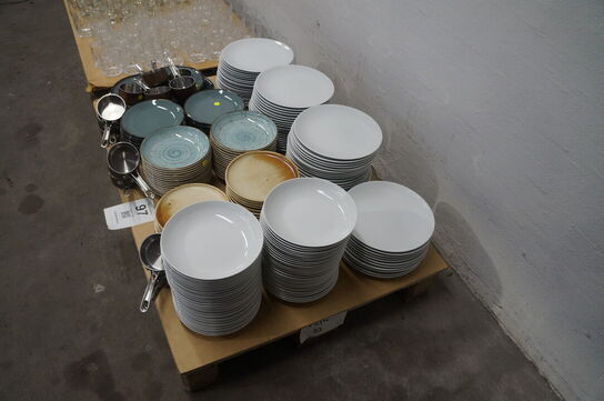 Stort parti service af diverse tallerkener, glas mv. 