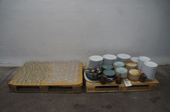Stort parti service af diverse tallerkener, glas mv. 