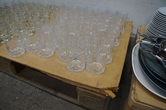 Stort parti service af diverse tallerkener, glas mv. 