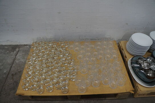 Stort parti service af diverse tallerkener, glas mv. 