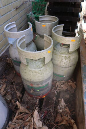 4 stk. Gasflasker u. indhold