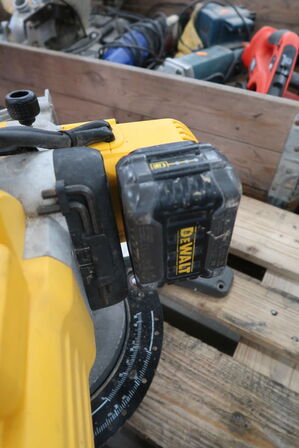 Akku-Kap-/geringsav DEWALT DCS778