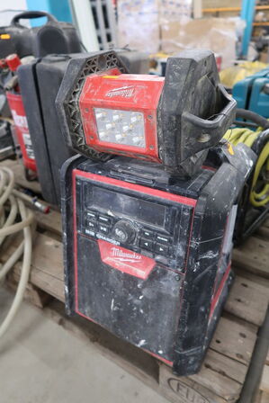 Akku-radio/lader samt LED-lampe MILWAUKEE