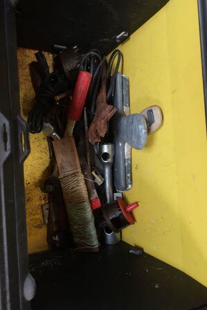 Værktøjkasse på hjul inkl. indhold