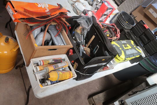 Div. Værktøj, skruer, kasser m.m.